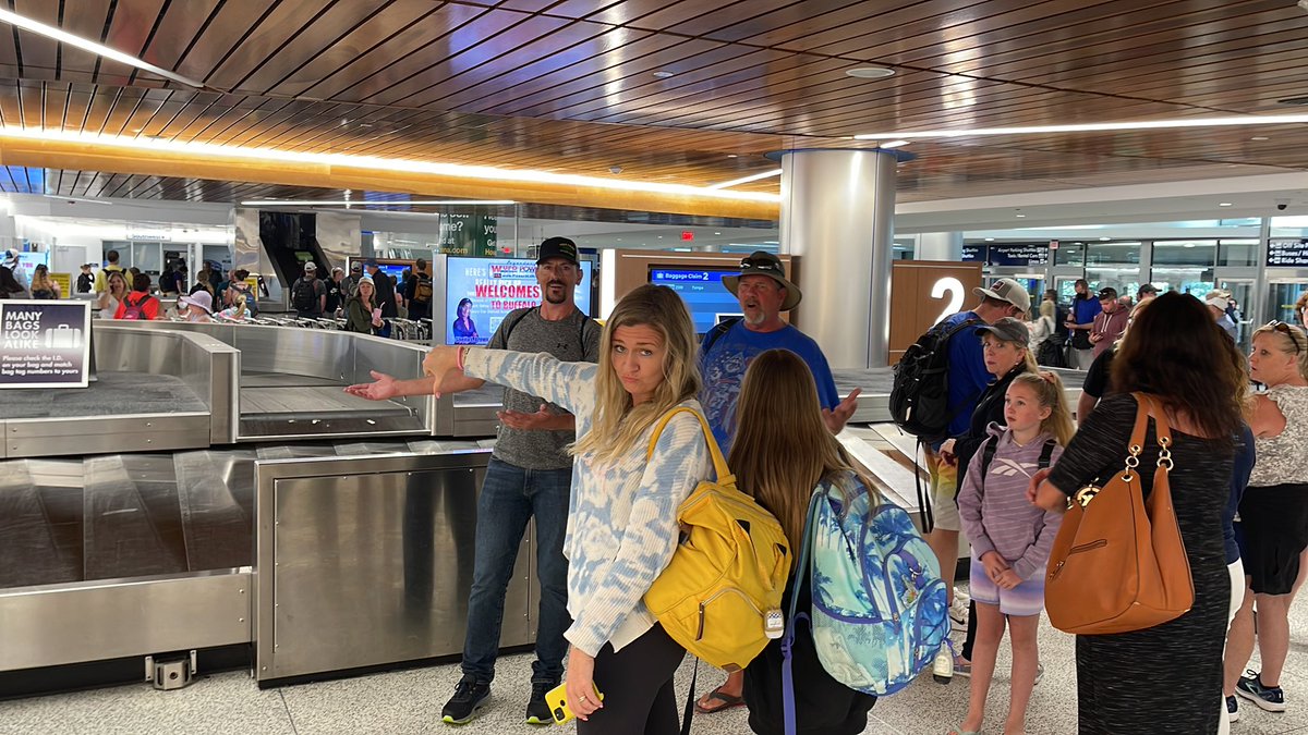 Carl_D3's tweet photo. @FlyFrontier Can we get out bags? https://t.co/HeOfFAJWlV