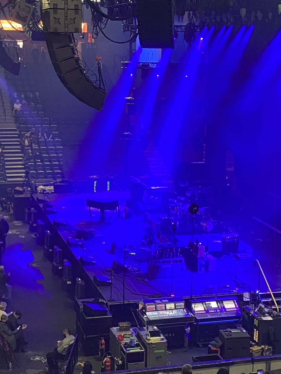 Waiting for <a href="/JamesTaylor_com/">James Taylor</a> and <a href="/JacksonBrowne/">Jackson Browne</a> #halifax#scotiabankcentre#concert