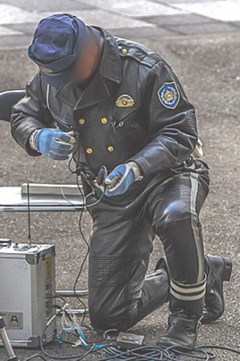 白バイ黒革乗車服2
