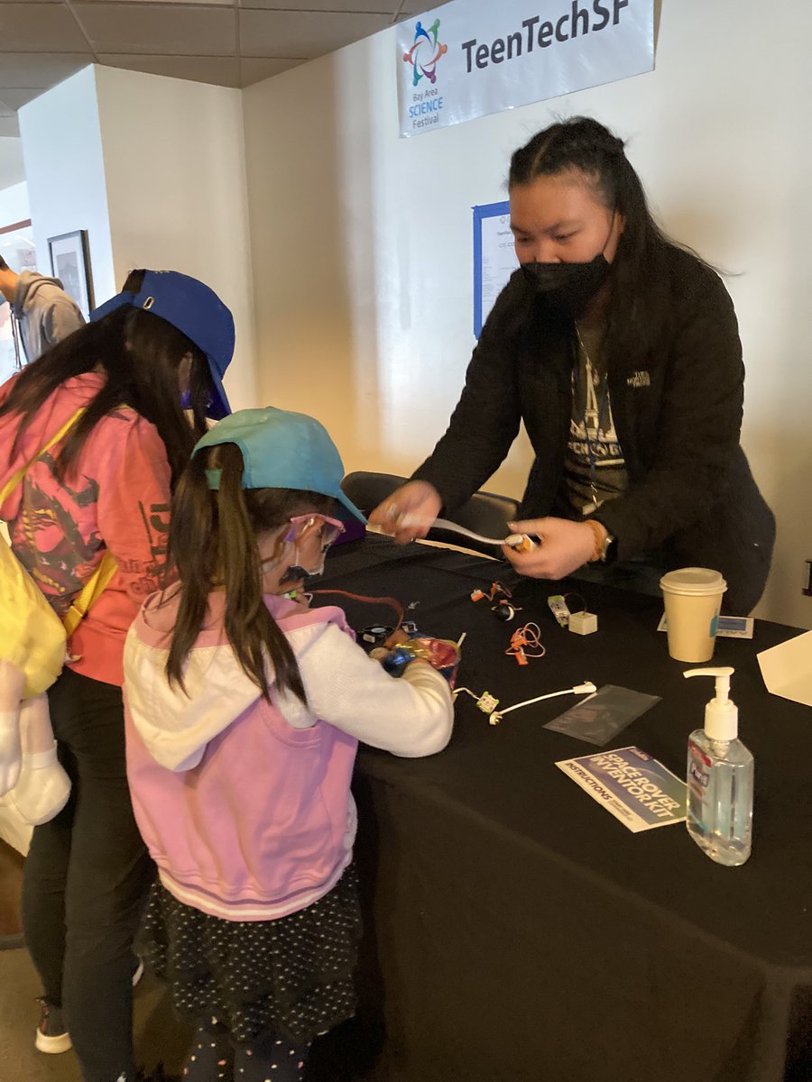 danielpanusa's tweet photo. @teentechsf Student Leaders teaching MakeyMakeys and LittleBits at @BayAreaSciFest! https://t.co/2ogp7oCVet