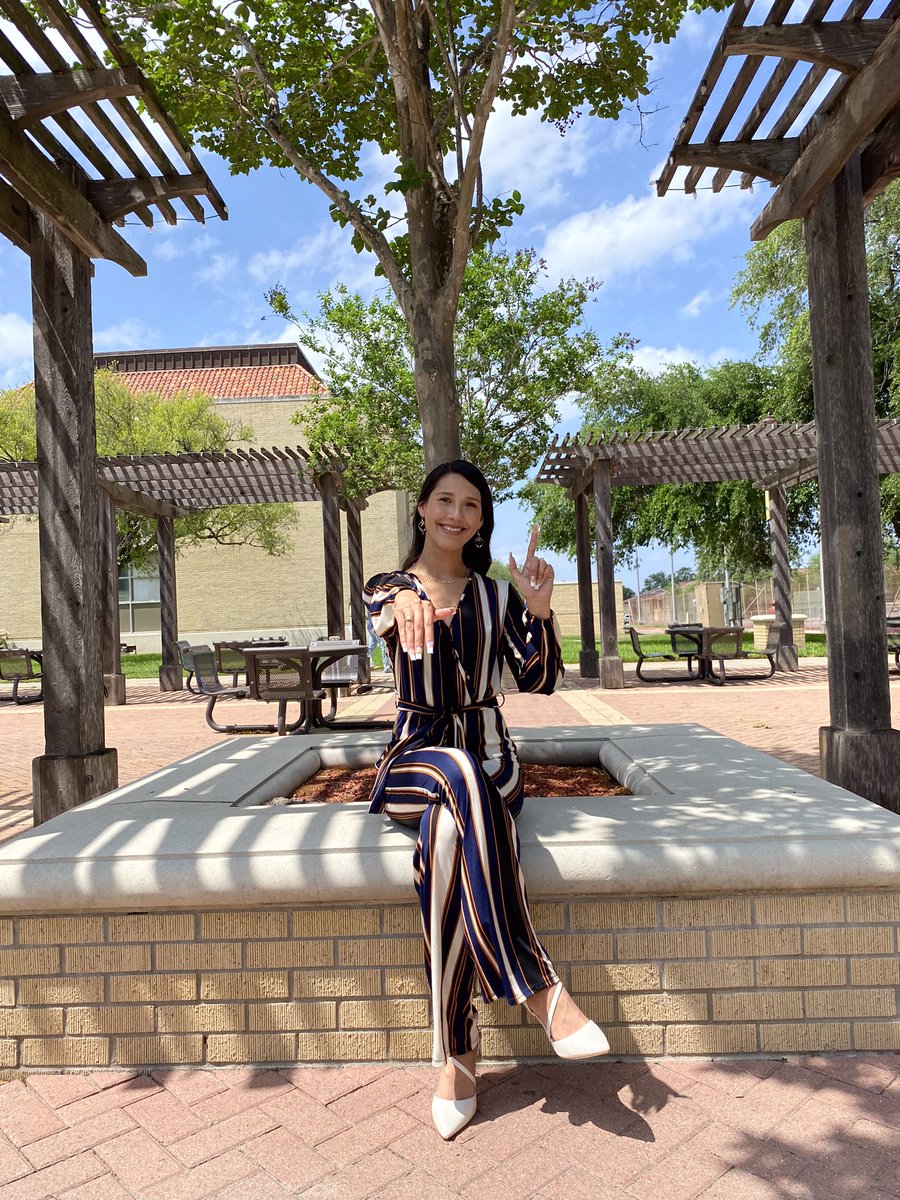 jessthegringa's tweet photo. Future TAMUK grad has a pretty nice ✨ring✨ to it ! #JavelinaRing https://t.co/8wnq2lNE4x