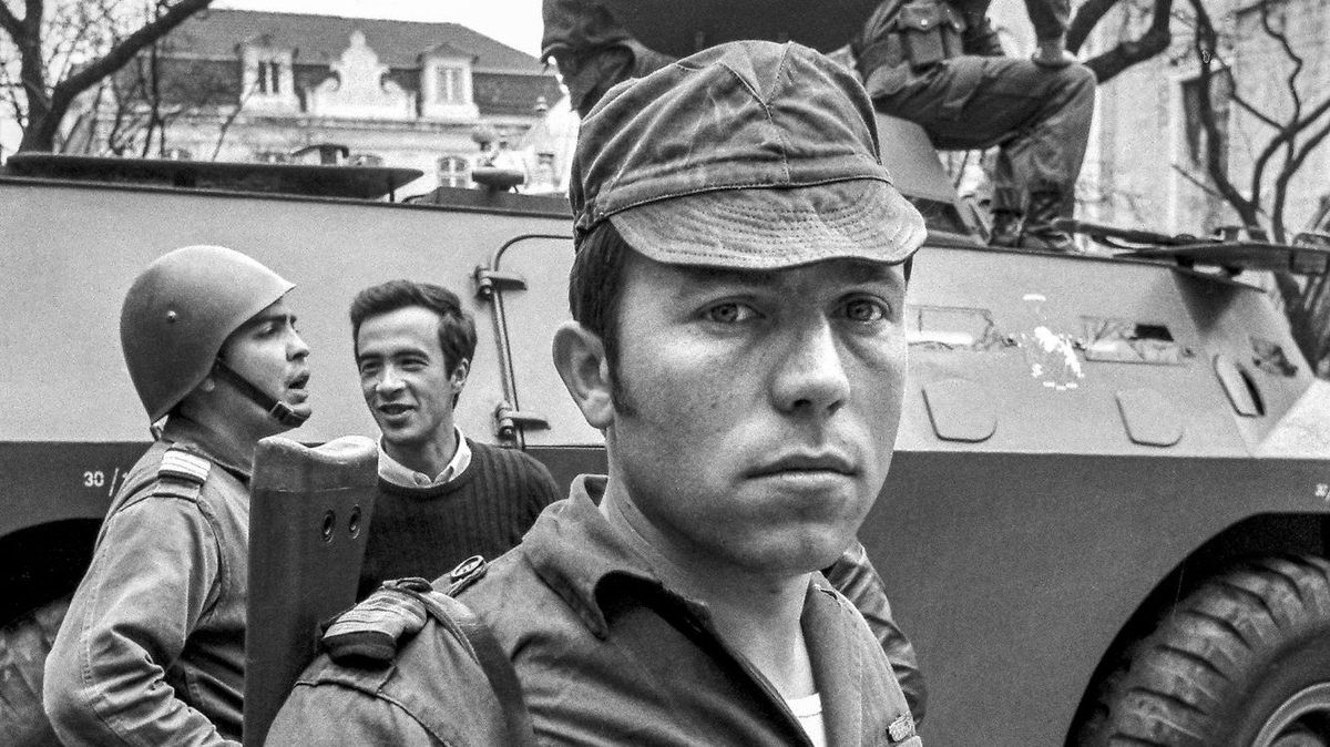 "Meus senhores, como todos sabem, há diversas modalidades de estado: os estados sociais, os corporativos e o estado a que chegámos. Ora, nesta noite solene, vamos acabar com o estado a que chegámos." - Salgueiro Maia

Fotografia de Alfredo Cunha.