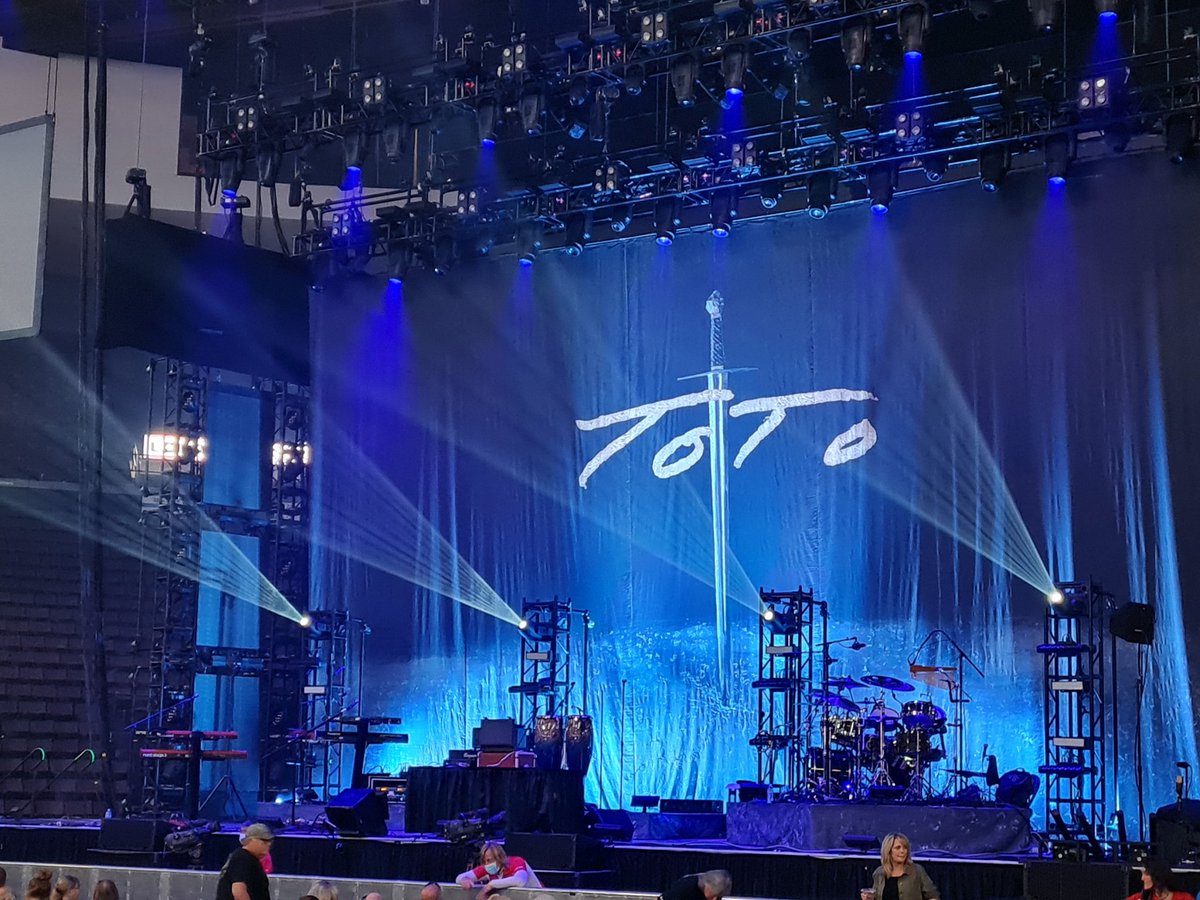 My teen and I are at the <a href="/HeritageBankCtr/">Heritage Bank Center</a> in Cincinnati to see <a href="/toto99com/">TOTO</a> and <a href="/JourneyOfficial/">JOURNEY</a>. Waited decades to see Lukather and Toto!! 3rd time seeing Journey! #bringonthehits