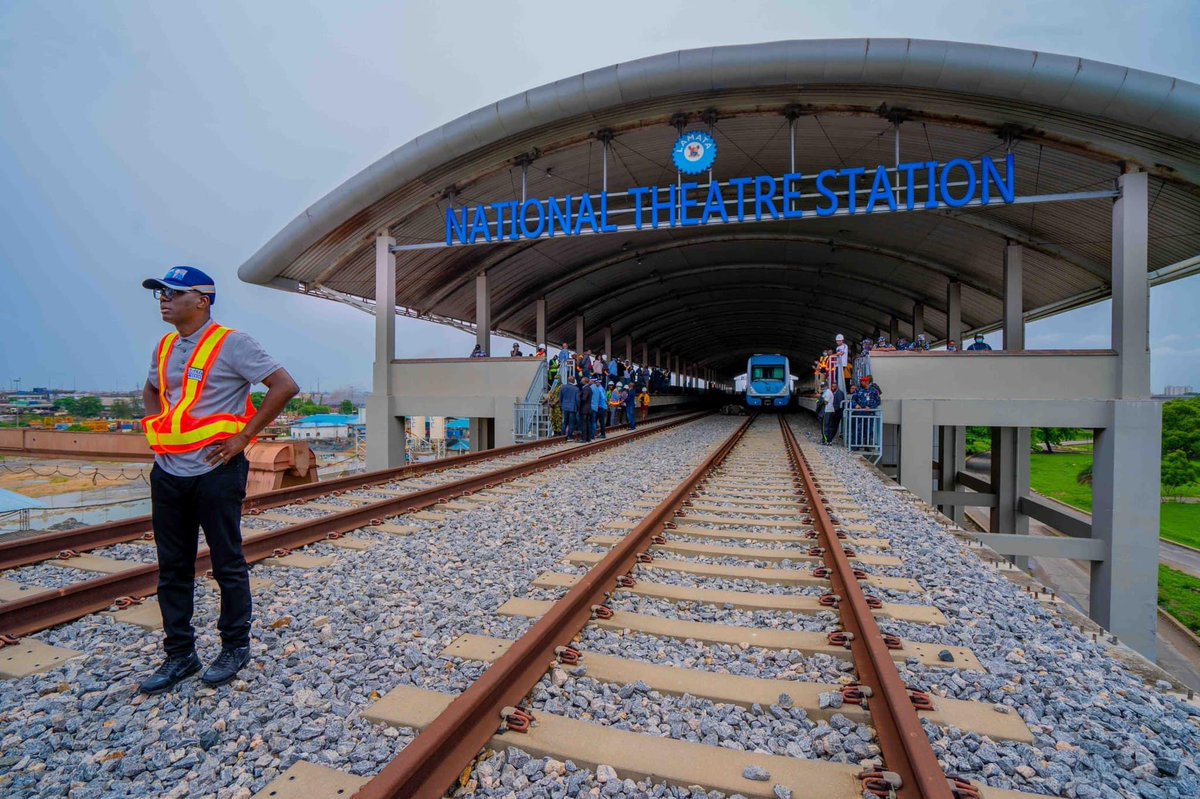 OakStoneMedia's tweet photo. Lagos State Governor, Mr @jidesanwoolu took a tour of the ongoing work on the Blue Line Metro project and reassured Lagosians on efforts to complete works on both the Blue and Red Line rail projects.
24th April, 2022 
@followlasg https://t.co/xMH6WYMTX0