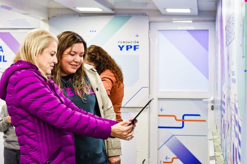 UshuaiaMuni's tweet photo. En el marco del Día Mundial de la Tierra, llevamos adelante una actividad abierta a la comunidad en la Casa de la Cultura con la presencia del aula móvil de la Fundación YPF sobre Energías Renovables y Alternativas. https://t.co/mNERcreA2j