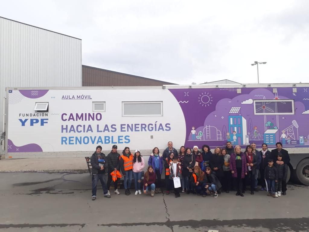 UshuaiaMuni's tweet photo. En el marco del Día Mundial de la Tierra, llevamos adelante una actividad abierta a la comunidad en la Casa de la Cultura con la presencia del aula móvil de la Fundación YPF sobre Energías Renovables y Alternativas. https://t.co/mNERcreA2j