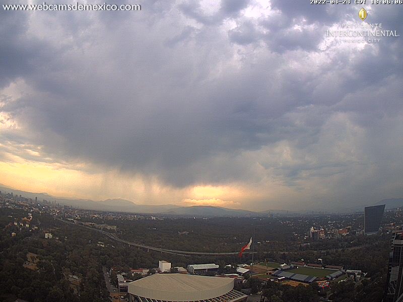 SkyAlertStorm's tweet photo. Comienza a presentarse lluvia ☔️ hacia el norte, poniente y oriente de #CDMX, con intensidad ligera a moderada, así como descargas eléctricas al poniente ⛈ https://t.co/fMyclfSTt9