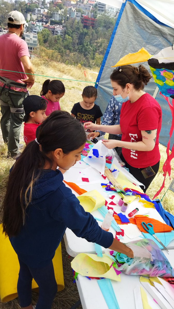 EcopilMX's tweet photo. @LAURABARRANCO @GN_MEXICO_ @GobNau @SEGOB_mx @Luis_R_Bucio Ecopil presente con talleres de papalotes, bombas de semillas y Polinizadores. ¡Feliz mes de la Tierra! #DiaDeLaTierra #polinizadores https://t.co/q19AE1y3rR