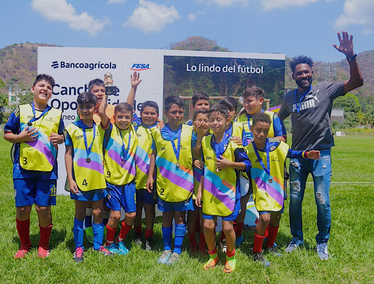FESAELSALVADOR's tweet photo. El Torneo Cancha de Oportunidades definió a los campeones en Santa Ana de las categorías U12 y U13. Felicidades a EFM Nueva Santa Ana  y CD FAS. 🎉⚽️ https://t.co/wM7a2AtJjz