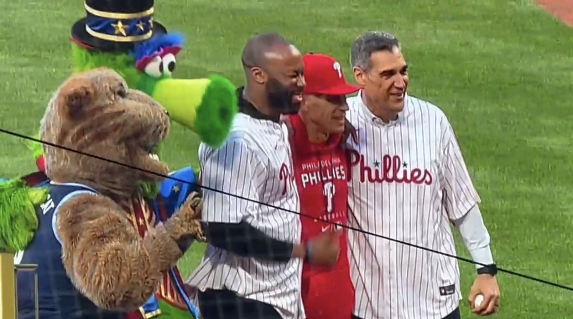 Jay Wright and Kyle Neptune threw out the first pitch to a huge applause 💙🤍