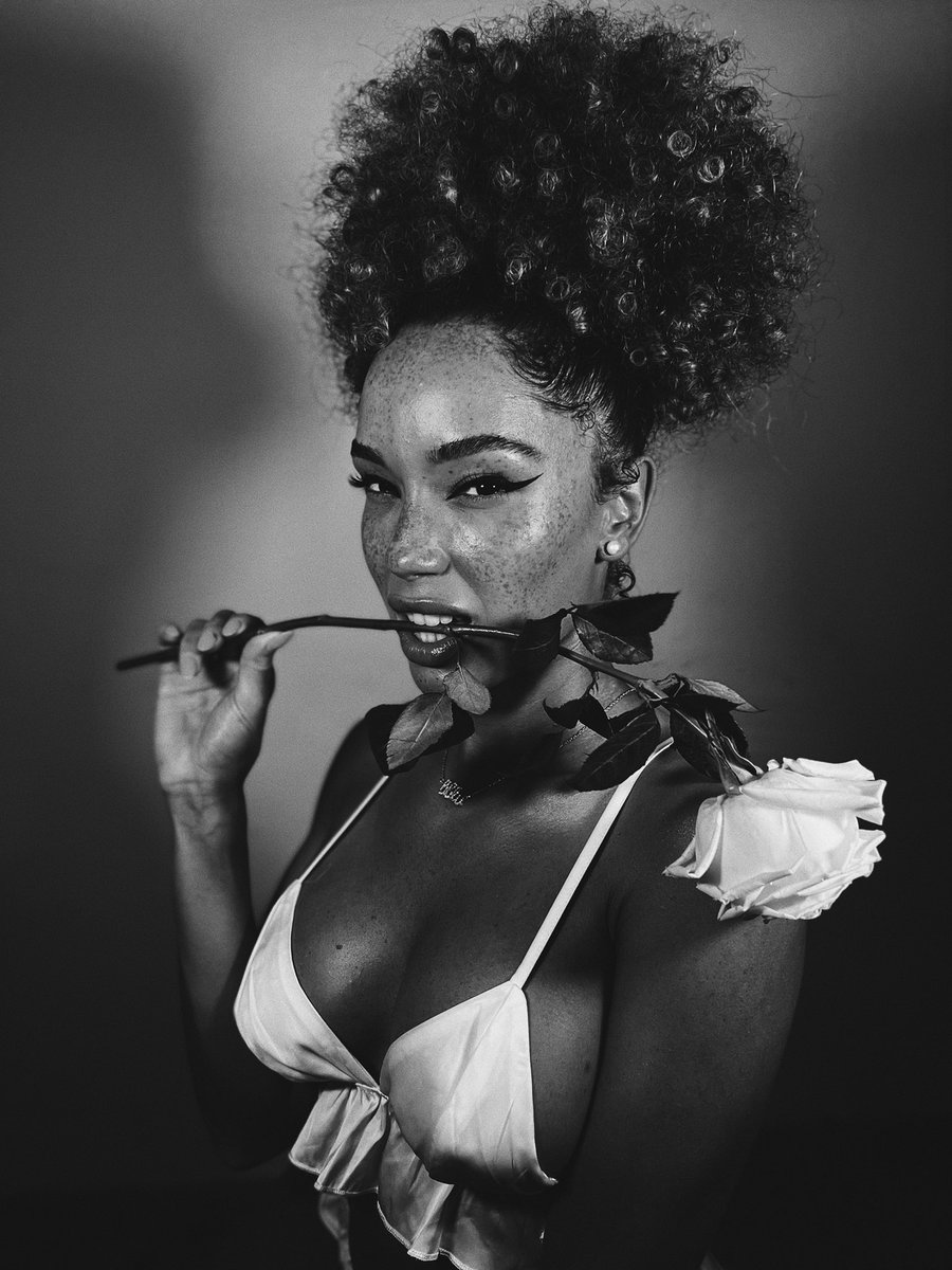 TazsAngelsBeaut's tweet photo. I must endure the presence of a few caterpillars if I wish to become acquainted with the butterflies - The Rose 🌹🆎✨
#bblu https://t.co/UK1LmvhJmW
