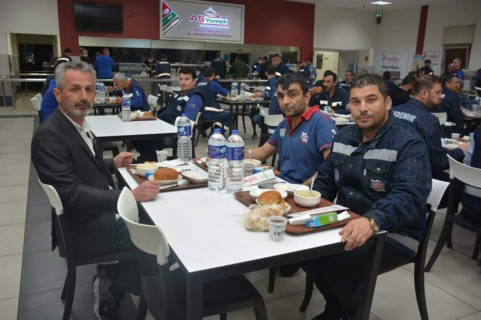 Şube Başkanımız Kenan Yılmaz, Şube Yöneticilerimiz, Baştemsilcilerimiz ve Temsilcilerimiz Kardemir Merkez Yemekhanesinde emekçilerle birlikte sahur yapıp, ardından Çelikhane Hurdalık Çalışanlarımızı ziyaret ettiler.