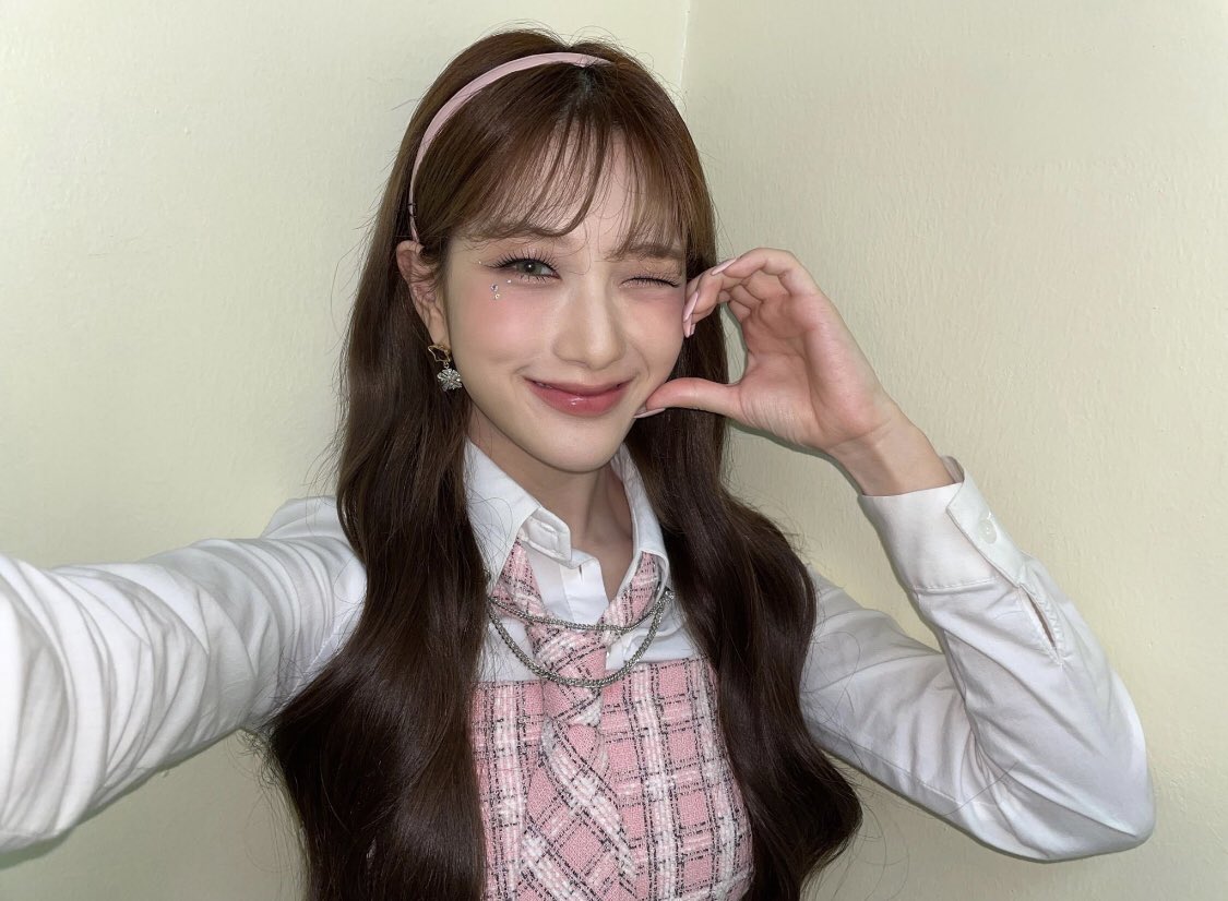 thinkersyeon's tweet photo. our shining seoyeon <33 https://t.co/PkIN75y1kj
