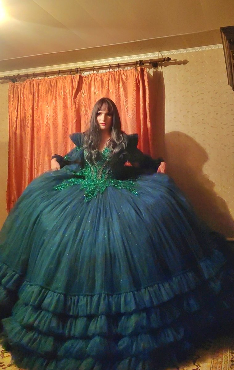 Nikky_CD's tweet photo. This dress is my favorite now! 😄😍

#ballgown #crossdressing #crossdresser #eveninggown #greendress #maletofemale #boytogirl #lgbtq #feminization https://t.co/7rycSlh870