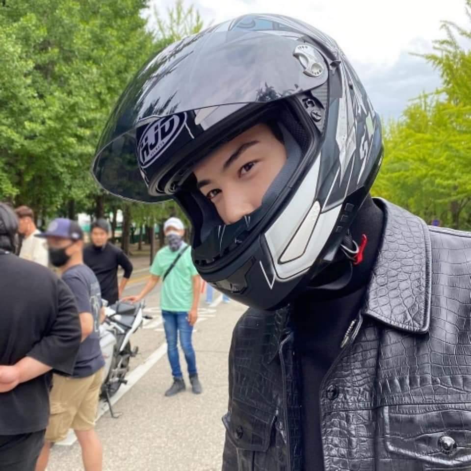 chaeun_woo's tweet photo. Bike seem! https://t.co/y7Fjy5h0dK