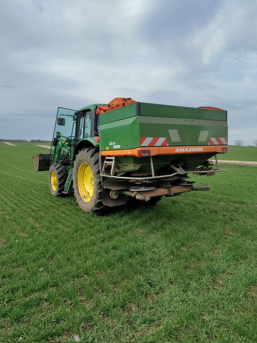 Fesstivities's tweet photo. Got all the wheat fed today. Very happy with how well the Amazone worked. Buying it is definitely one of the best decisions I've made since moving back home to farm. #blaze #ontag https://t.co/hHLNHhPy6K
