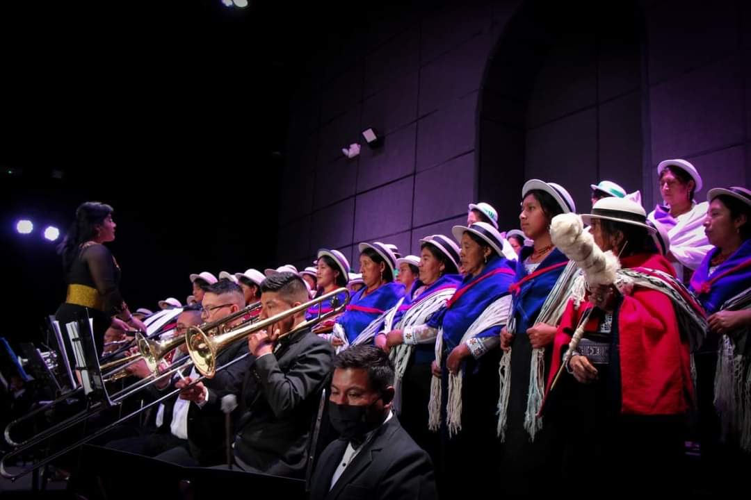 NapoCadena's tweet photo. El #TeatroLeón presentó el concierto Coros Kichwa de las Parroquias Rurales y la Orquesta Sinfónica Municipal #OSMUR, una propuesta musical con enfoque INTERCULTURAL con 150 mujeres cantoras de #Licto, #Quimiag, #Flores y #Punín, una fusión entre el arte moderno y ancestral. https://t.co/cnw5LDrbXL
