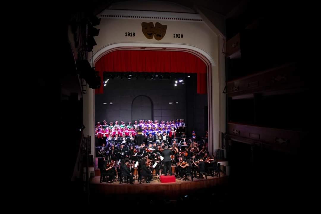 NapoCadena's tweet photo. El #TeatroLeón presentó el concierto Coros Kichwa de las Parroquias Rurales y la Orquesta Sinfónica Municipal #OSMUR, una propuesta musical con enfoque INTERCULTURAL con 150 mujeres cantoras de #Licto, #Quimiag, #Flores y #Punín, una fusión entre el arte moderno y ancestral. https://t.co/cnw5LDrbXL
