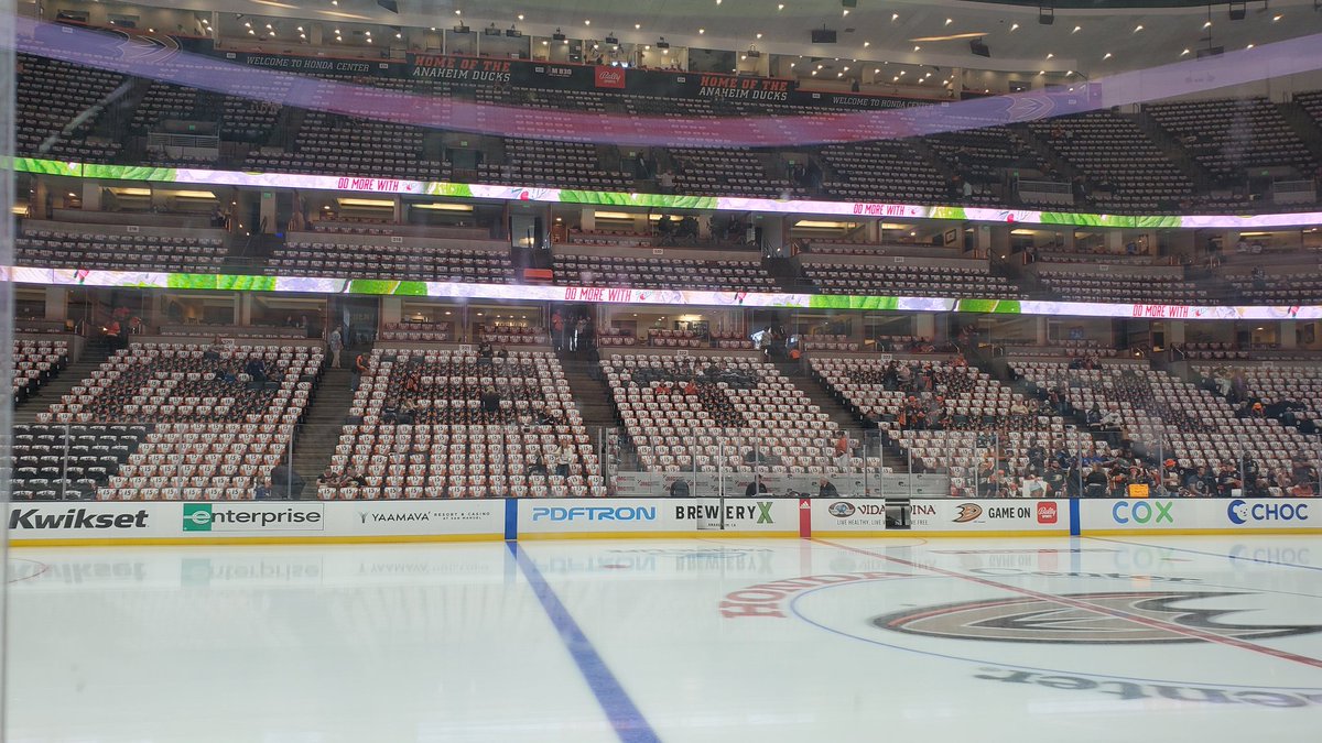 Hockey_Fan54's tweet photo. Pretty awesome what they did with the towels!!! #Getzy @AnaheimDucks https://t.co/WDQw997Dpz