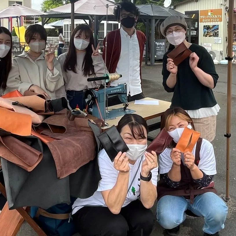 monow58964428's tweet photo. 「こどものてしごと」へのご来場ありがとうございました。

・好きな風合いの革を選ぶ
・普段機会のない革の裁断
・見慣れない足踏みミシン

といったところで、楽しんでいただけたようです。 https://t.co/XYUgKhcc5Q