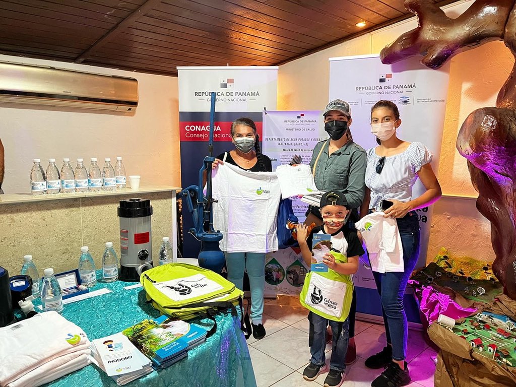 ConaguaPma's tweet photo. 📍Feria Internacional de Azuero

Personal de la Secretaria Técnica del Consejo Nacional del Agua, explica a visitantes del stand los programas que se realizan y dan docencia en el buen uso del agua. https://t.co/rthvrsiEuq