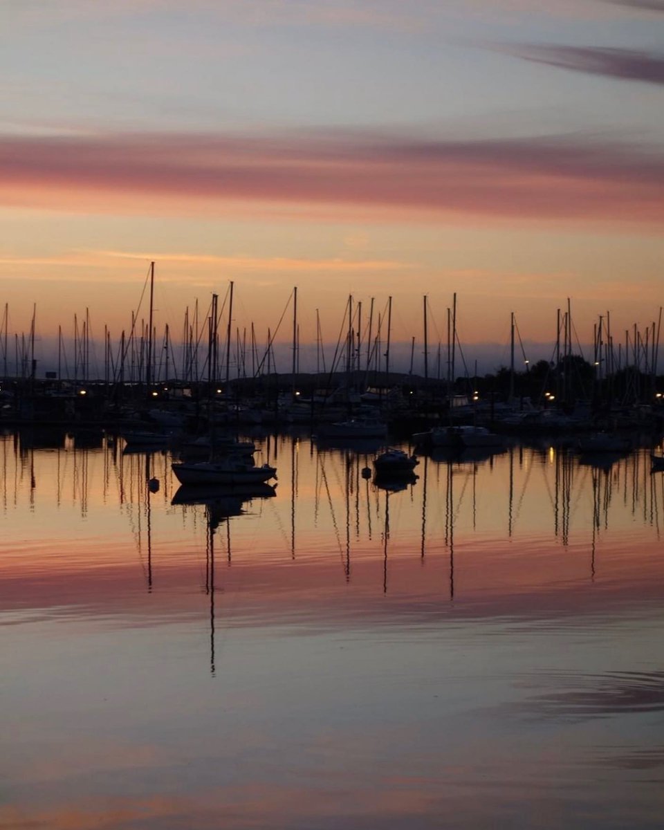 Moments of reflection. 🙌

📸: marymcarthurphotography on Instagram

#OakBay #OakBayLiving #ExploreOakBay #yyj