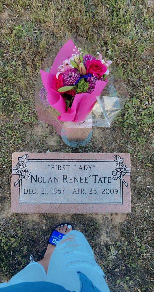Quin_Tate's tweet photo. 🗣The hardest part of my birthday the last 13 years has been trying to celebrate/smile without her💔 Losing her 4 days later left a scar on my heart that words just can’t explain.  4•25 has never felt the same. #MyHeart NRT 🥀 #ForeverMyFirstLady https://t.co/msGc8f8Wdn