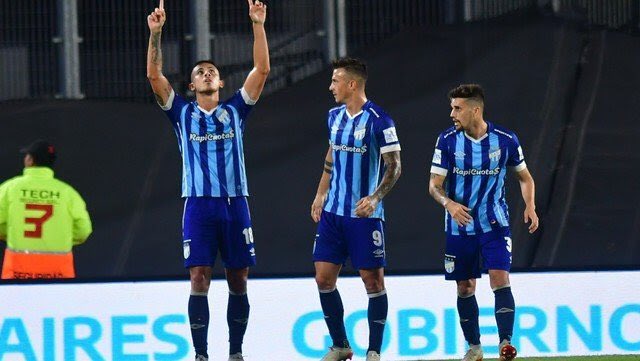 EncuestasDknas's tweet photo. 🎙Periodista: ¿Te llevas alguna camiseta de algún jugador de River?

No, no. Me llevo la mía que vale más.

✍🏽Ramiro Ruiz Rodríguez. https://t.co/kVp619h9UE