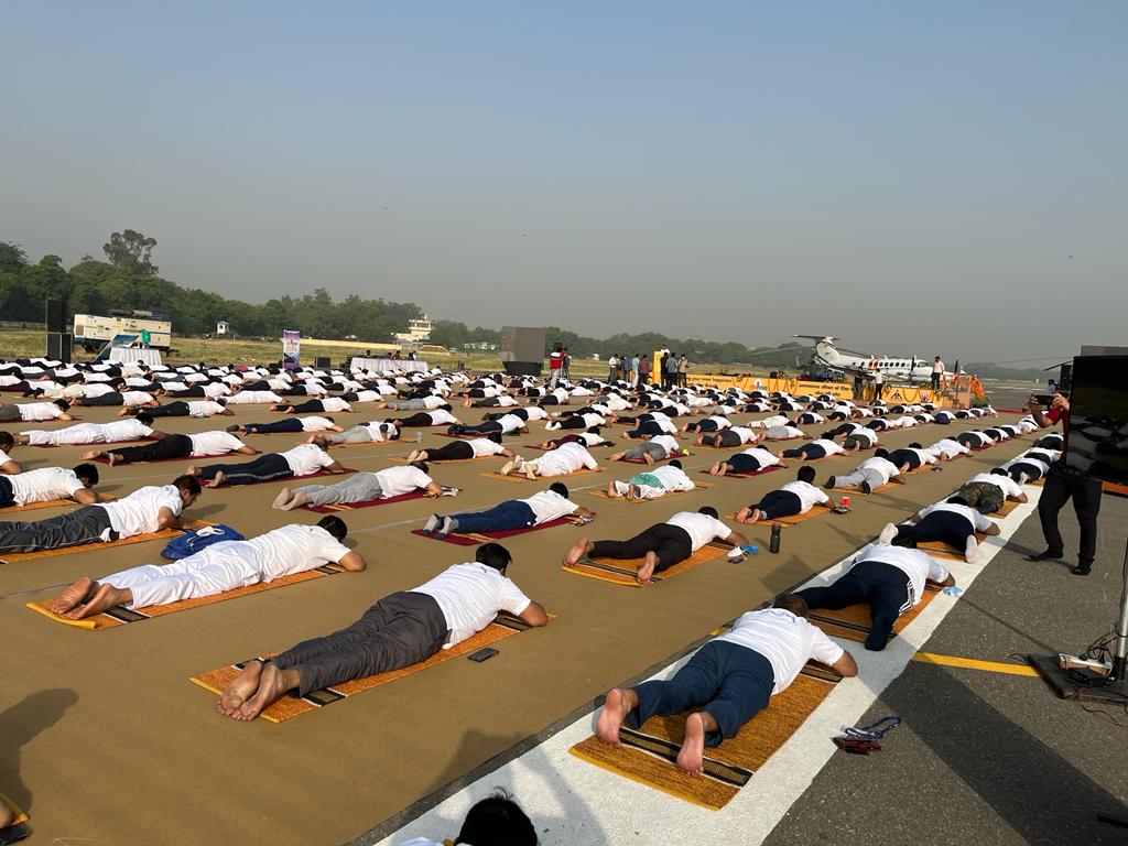 AAI_Official's tweet photo. Yoga adds discipline to our life that ultimately helps in betterment of our health and living. Its origin lies in the pre-Vedic period and practicing Yoga harmonises both mind and the body. Employees actively took part in 'Yog Prabha', the mega event organised by @MoCA_GoI today. https://t.co/JuaPSwuPfC
