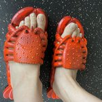 意外と楽しい気持ちに!？魔が差して買ってしまったザリガニスリッパ。