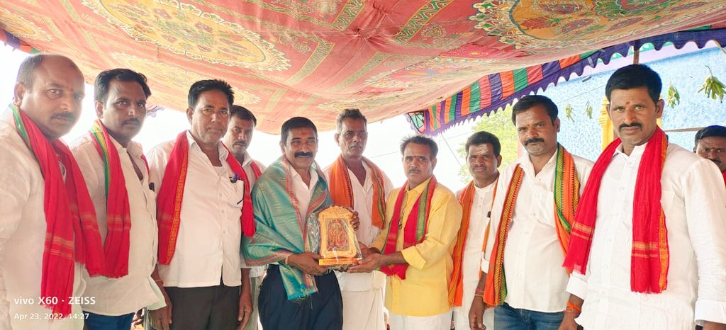 RanajithMohan's tweet photo. కామారెడ్డి జిల్లా తాడ్వాయి మండలం కన్కల్ గ్రామంలో శ్రీ కోదండ రామాలయం ప్రతిష్టాపన కార్యక్రమంలో పాల్గొన్న అనంతరం అదే గ్రామంలో శ్రీ మెహెర్ బాబా ఆలయం సందర్శించిన @ranajeetmohan అన్నా తదితరులు. https://t.co/Jvkw076mhx