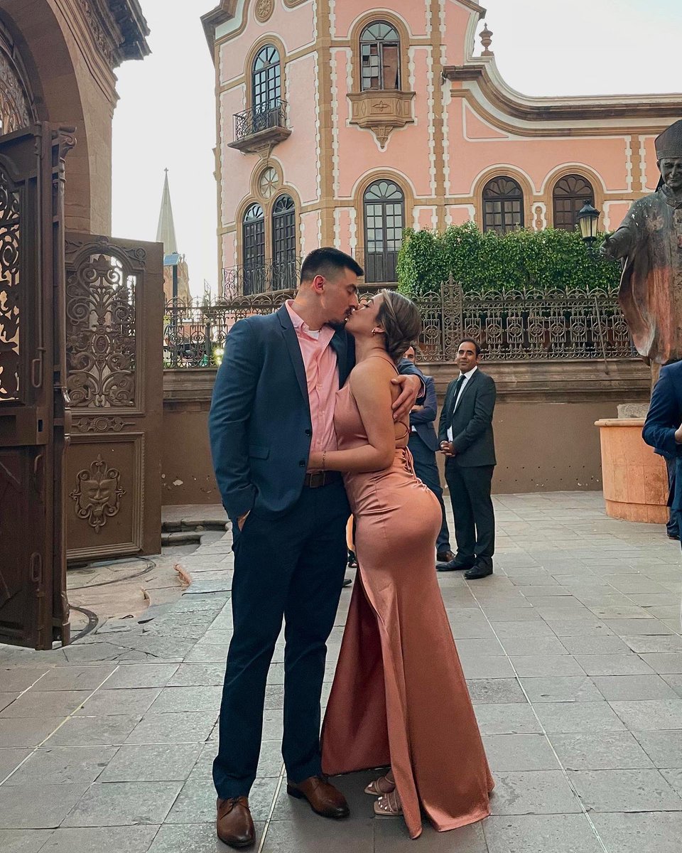 VSaenz_17's tweet photo. on saturdays we wear pink 👩🏼‍❤️‍💋‍👨🏻 https://t.co/s44GUmuYtS