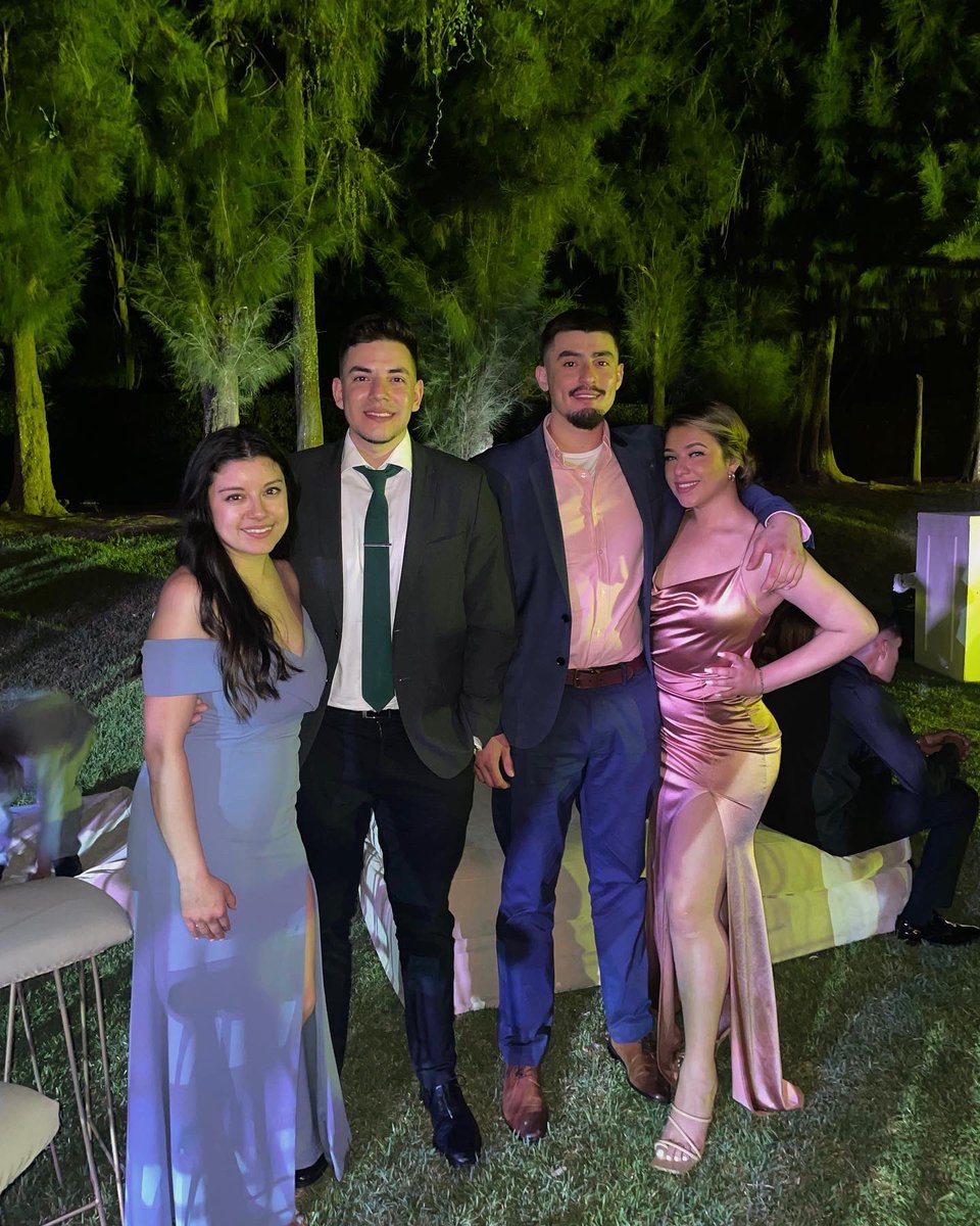VSaenz_17's tweet photo. on saturdays we wear pink 👩🏼‍❤️‍💋‍👨🏻 https://t.co/s44GUmuYtS