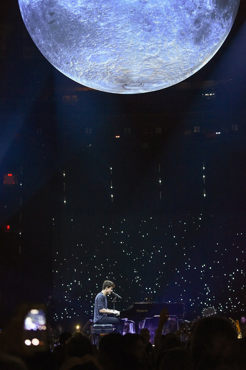 TMUOnTour's tweet photo. Shawn Mendes at Madison Square Garden, NY - 2016 https://t.co/bO3DdL5nSY