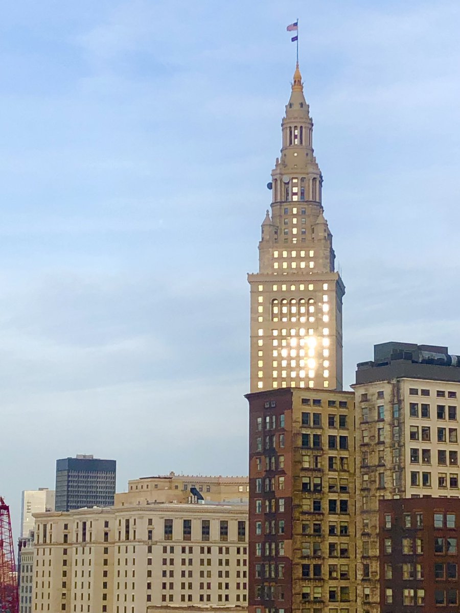 LetsTalkCLE's tweet image. #SunsetReflection 🌇🤩 #ThisIsCLE #Cleveland @TowerLightsCLE @MarkJWeather @BetsyKling @HollieSmiles @WintzWeather @JasonNweather @JeffTanchak19 @TrentMWeather @ScottSabolFOX8 @Neoweather @SamRobertsWX @Alexis_NWalters @NWSCLE @WeatherNation