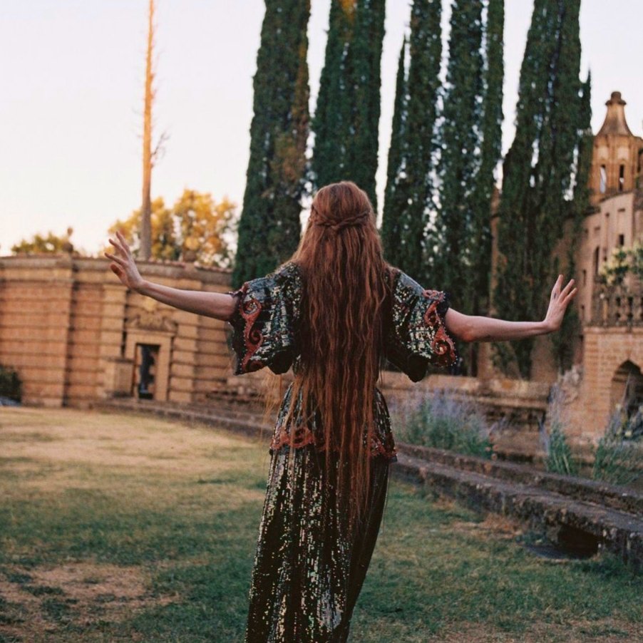 ⠀
⠀
        𝑂𝑑𝑦𝑠𝑠𝑒𝑦 𝑜𝑛 𝑂𝑑𝑦𝑠𝑠𝑒𝑦
                  𝑎𝑛𝑑 𝑙𝑎𝑛𝑑 𝑜𝑣𝑒𝑟 𝑙𝑎𝑛𝑑...

     ⋅⋅⊱⊱ 𝐓𝐡𝐞 𝐖𝐚𝐧𝐝𝐞𝐫𝐢𝐧𝐠 𝐖𝐢𝐭𝐜𝐡 ⊰⊰⋅⋅
                              𖥸

      { nomadic AU | flashback event }
          #բαíɾsհαժօա | info below ↴
⠀