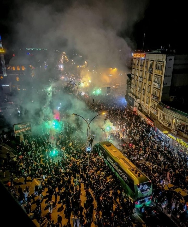 Bu takım son 4 yılda 3 final kaybetti ve her sezon toparlanmasını bildi. Bu sezon sonuç 🏆
Çok büyük bir camiasın #Sakaryaspor