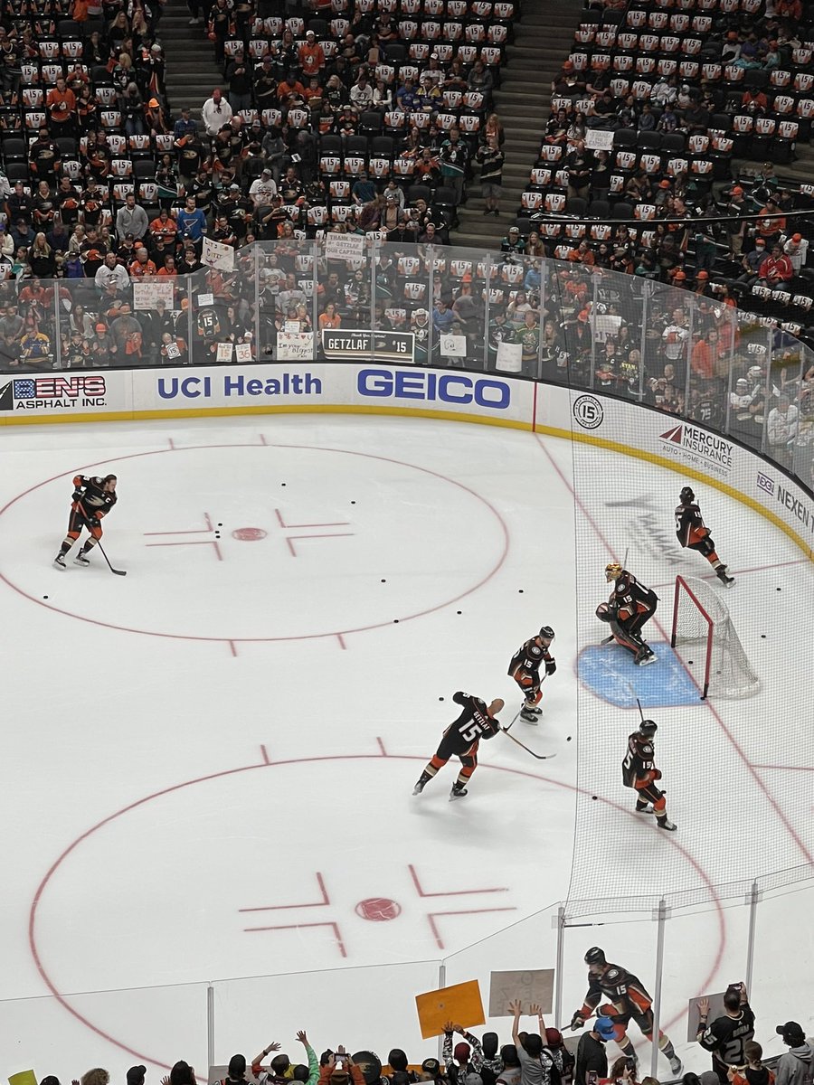 ChargeSeven's tweet image. Found Getzy!!!  Congrats El Capitan on an amazing career.  thank you.  #DucksFlyTogether  #getzlaf #letsgoducks @AnaheimDucks