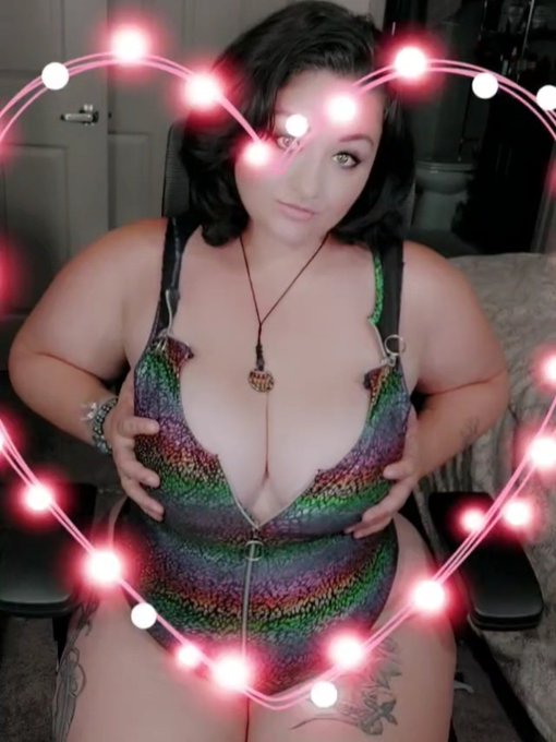 If we can get me to 700 followers by 3am eastern time, I will post a full nude front and back video as<a href="/tag/manyvids"class="tags"><span>#manyvids</span></a>