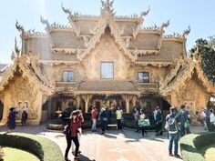 leap_my's tweet image. This may be the fanciest bathroom building I have ever seen. The entire building is plated in gold!

This is the bathroom at the White Temple in Chiang Rai, Thailand. 

#myflyingleap #travel #thailand