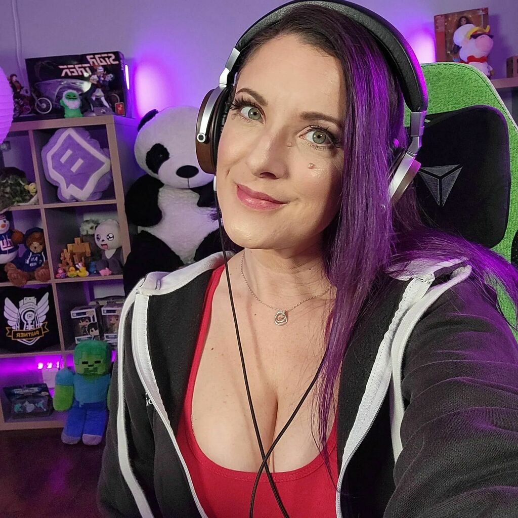 SmilinSarahK's tweet photo. Jack-in-the-box = Creepy toy! 
Now Live!
https://t.co/kjzoXxEFGz
.
.
.
.
#purplehair #purple #teamb42 #phoenixcartel #centerstage #panda #minecraft #rubycraft #minecraftbuilds #smp #vmix https://t.co/xzAAedZ1HZ https://t.co/V9LqyptTIQ