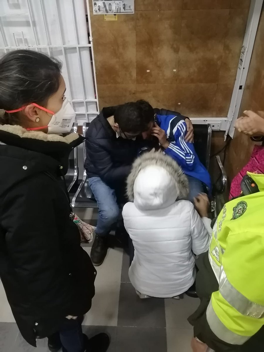 PoliciaBogota's tweet photo. Agradecemos a todas la personas que se solidarizaron con la desaparición del joven Juan López, una ciudadana avisó a nuestros uniformados en la localidad de #SantaFe quienes lo encontraron sano y salvo. 

Compartimos esta alegría, se encuentra en brazos de su familia. https://t.co/Dp8cTZrS60