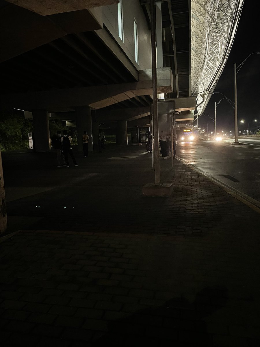 YuliArauzP's tweet photo. Que alguien me explique porqué la parada de la estación del metro a la altura de la roosevelt es tan oscura?! https://t.co/UPjKjZTF8n