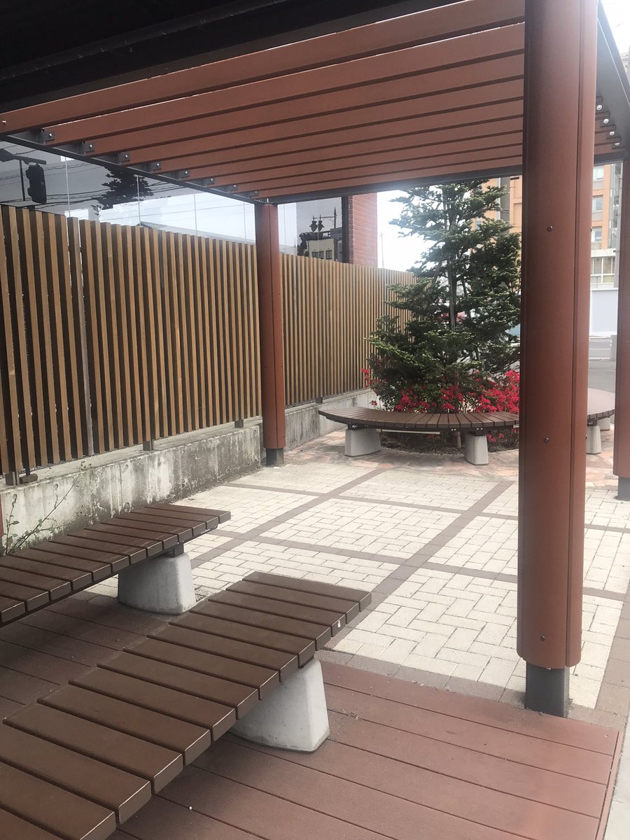 ingressTreasure's tweet photo. 【栃木県お宝情報】

「市役所前の東屋」
https://t.co/hRNU75RJLO

東屋内ベンチではなく、円形ベンチ端の座面裏に１個設置されました。
養生テープもお宝なのでお持ち帰りください(笑)

※発見された方はこの記事に【返信】をお願いします。 https://t.co/ANp1BT3jer