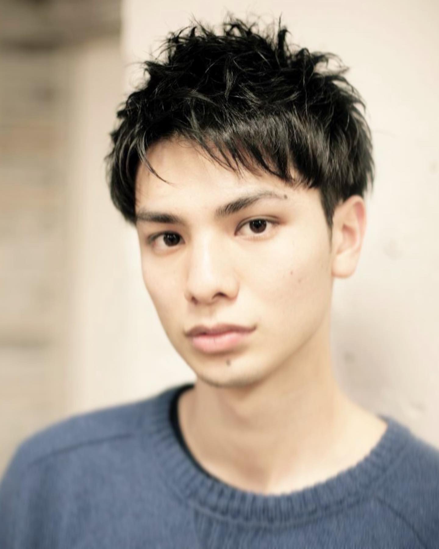 Roots Roots Original Hairstyle 22年4月25日月曜日 東京 渋谷 は晴れ 気温22 サロン 人気な髪型 紹介 ベリーショート アップバング で男の色気をアップ この春 学生 から 新社会人 にお勧めな メンズ髪型 ルーツ 渋谷