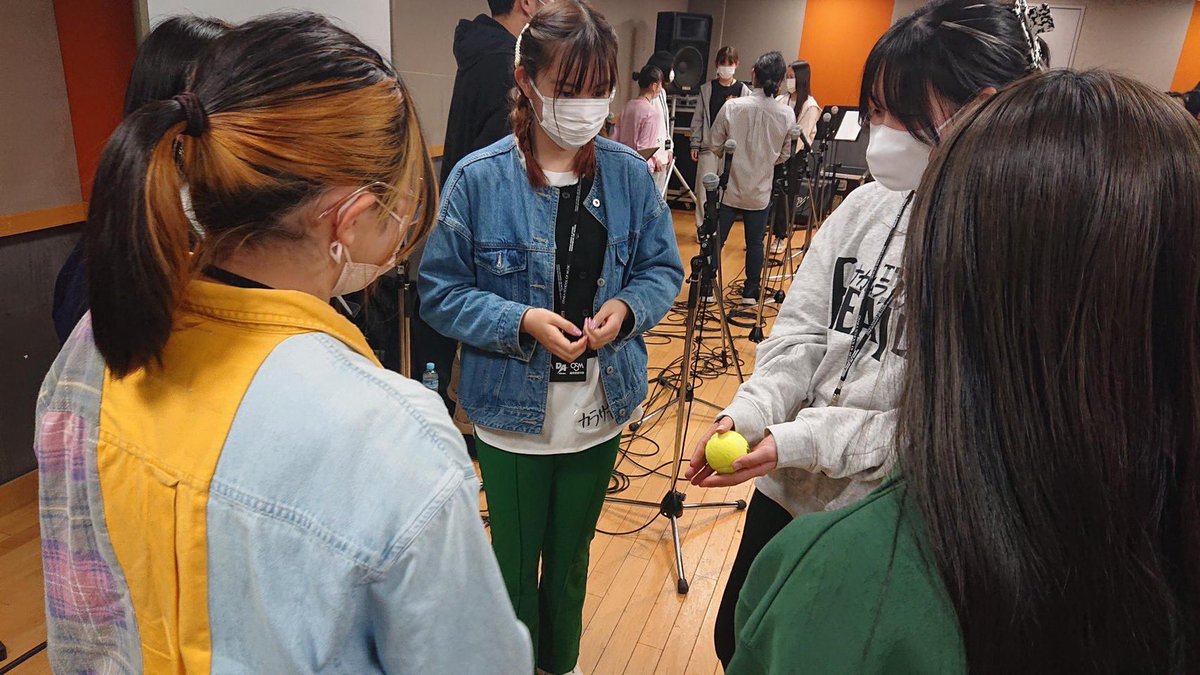 HSC_osm's tweet photo. 4月19日（木）
新入生プロジェクト授業体験♪
今回は新3年生とゴスペル研究科がお手伝いさせていただきました😆💪
ボールを使ってコミュニケーションをしたり、いつも授業でしている発声もしました👏
そしてパートに分かれてみんなで歌ってみたり🎶
皆さん素敵な笑顔でした😊 https://t.co/mOC6cWgoMy