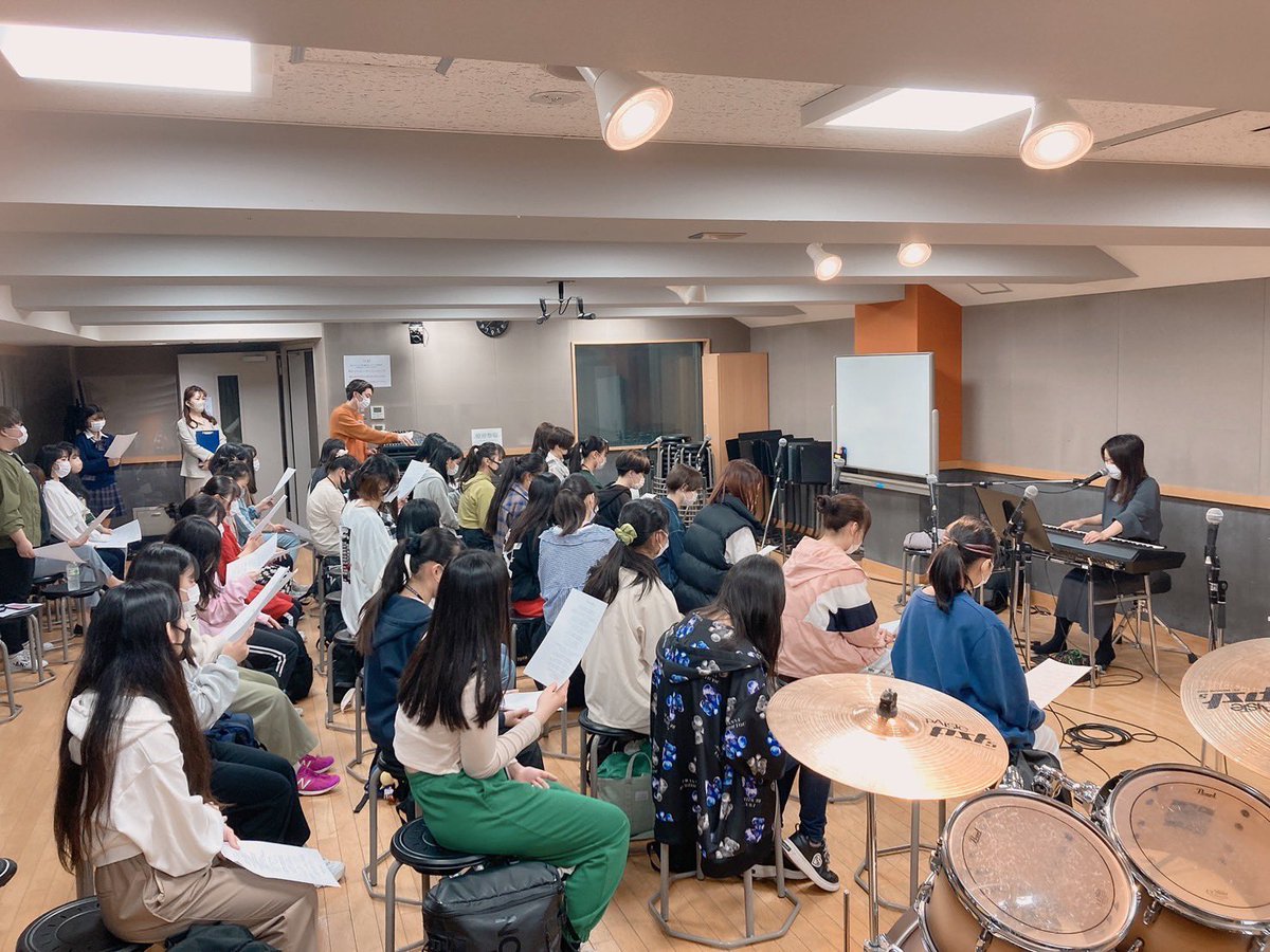 HSC_osm's tweet photo. 4月19日（木）
新入生プロジェクト授業体験♪
今回は新3年生とゴスペル研究科がお手伝いさせていただきました😆💪
ボールを使ってコミュニケーションをしたり、いつも授業でしている発声もしました👏
そしてパートに分かれてみんなで歌ってみたり🎶
皆さん素敵な笑顔でした😊 https://t.co/mOC6cWgoMy