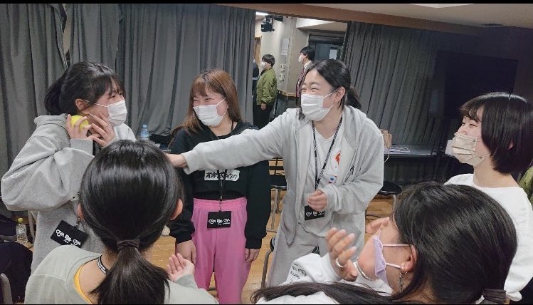 HSC_osm's tweet photo. 4月19日（木）
新入生プロジェクト授業体験♪
今回は新3年生とゴスペル研究科がお手伝いさせていただきました😆💪
ボールを使ってコミュニケーションをしたり、いつも授業でしている発声もしました👏
そしてパートに分かれてみんなで歌ってみたり🎶
皆さん素敵な笑顔でした😊 https://t.co/mOC6cWgoMy