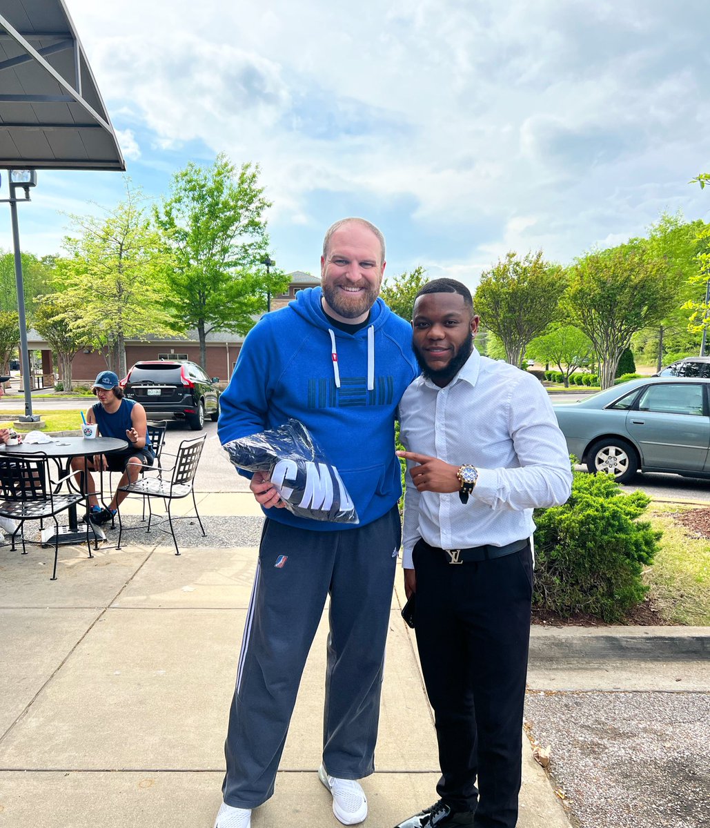 CMDCEOTrey's tweet photo. S/O to @memgrizz head coach Taylor Jenkins for supporting and rocking with the Cha$ers #CMD4LIFE #BIGGESTCHASER https://t.co/sQbOOQNtxK