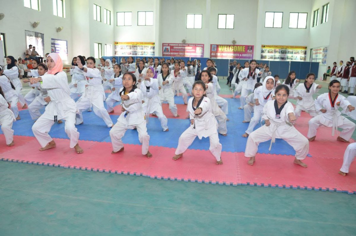 iTilakThakur's tweet photo. #MissionSAHASI
पाकिस्तान से सटे सीमांत जिला पूँछ में मेगा डेमोंस्ट्रेशन के सफल आयोजन हेतु ABVP Poonch इकाई को बधाई 💐
रोज रोजा रखने के बावजूद भी मुस्लिम छात्राओं द्वारा मिशन साहसी में सक्रिय भागीदारी हेतु उन्हे साधुवाद व उज्जवल भविष्य हेतु शुभकामनाएं💐
#makingofthefearless https://t.co/U9iuSIY4qD